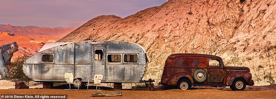 Xe co vut trong rung bi me thien nhien nuot tron hinh anh 8 27264502_8225349_Klein_came_across_this_rusting_1946_Ford_Panel_truck_and_trailer_a_53_1587118215184.jpg