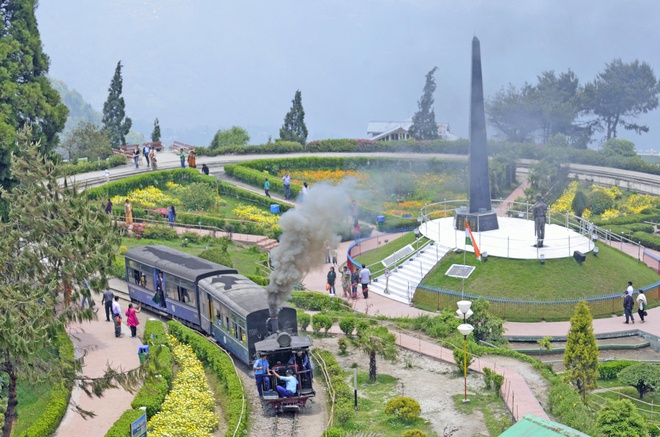 Duong sat tram nam tuoi van vuot qua doi nui cao o An Do hinh anh 2