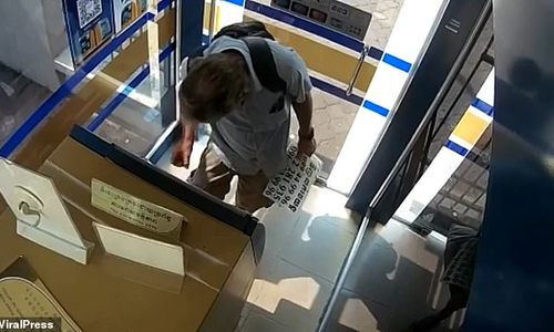 Bị bắt vì bôi nước bọt lên tiền