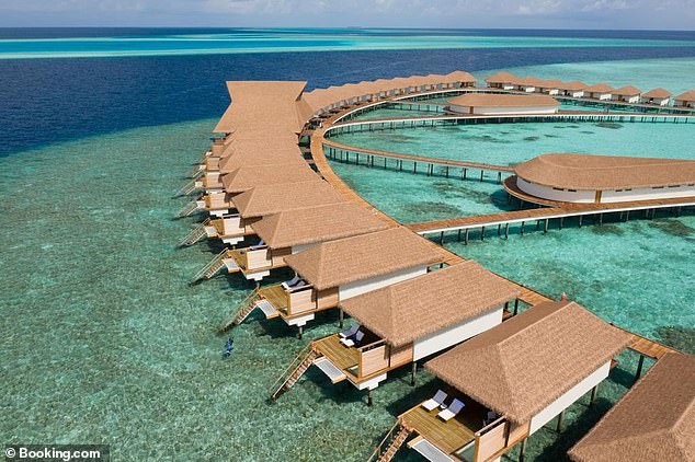 Cặp đôi mới cưới "mắc kẹt" khu nghỉ dưỡng xa xỉ ở Maldives - 4