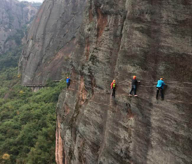 Cửa hàng độc nhất trên vách đá, bán nước cho du khách leo lên núi, giá cả khiến ai cũng ngỡ ngàng - 4