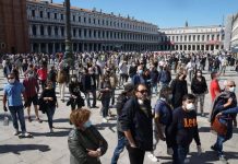 Loạt điểm đến du lịch nổi tiếng “hồi sinh” hậu cách ly xã hội, người dân đổ xô đến check-in đông nghẹt vì đã lâu không được ra đường Loạt điểm đến du lịch nổi tiếng “hồi sinh” hậu cách ly xã hội, người dân đổ xô đến check-in đông nghẹt vì đã lâu không được ra đường - Ảnh 1.