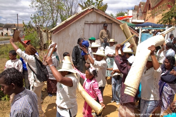 Kỳ dị tập tục “nhảy múa cùng người chết” ở Madagascar - 2