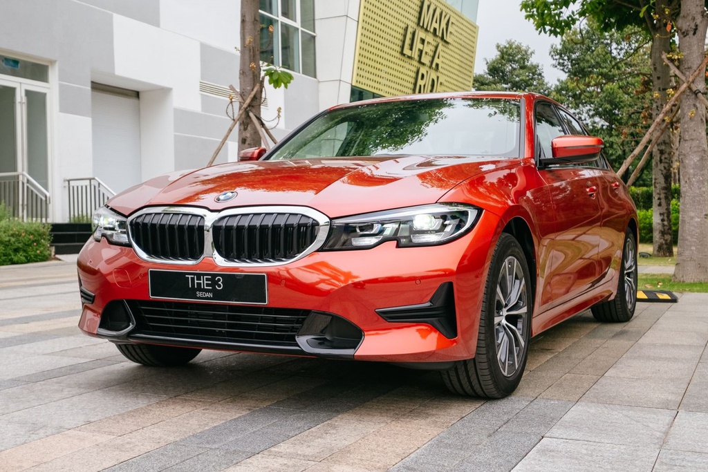 Xe nhap khau va noi lo that the truoc oto noi hinh anh 5 BMW_320i_Sport_Line.jpg