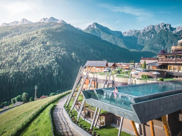 Hồ bơi vô cực cao 12 m trên nóc khách sạn Italy Hồ bơi vô cực cao 12 m trên nóc khách sạn Italy