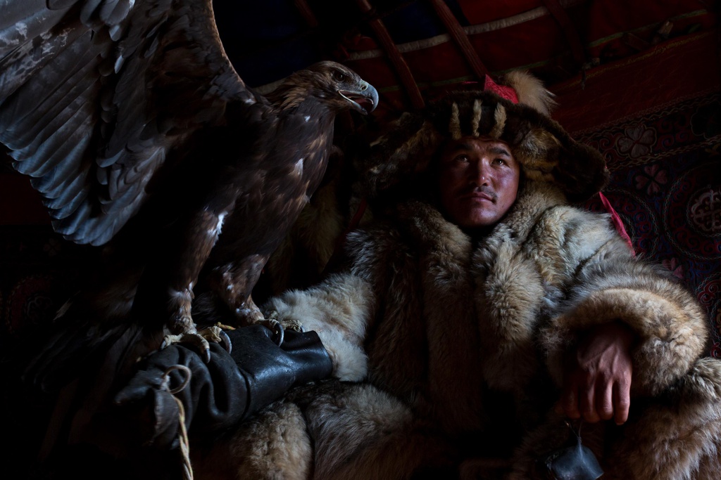 Cuoc song nhu phim cua nhung nguoi du muc cuoi cung o Mong Co hinh anh 6 Mongolia_photo_feature_Man_with_eagle_Photo_credit_Susan_Portnoy.jpg