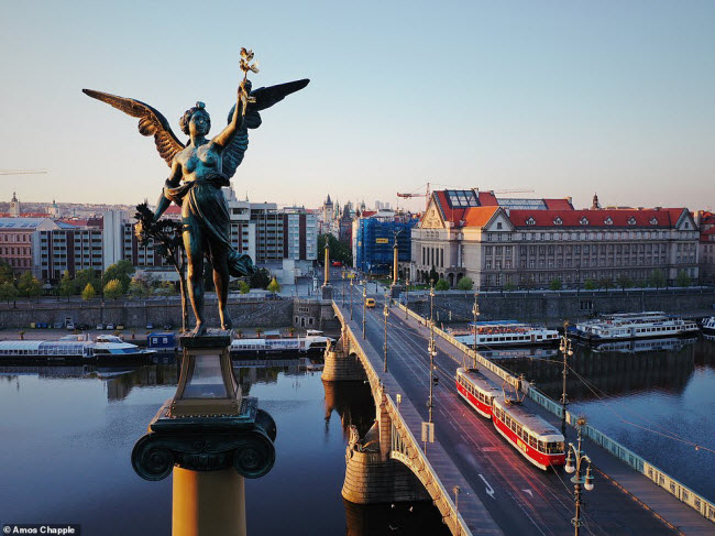 Những bức tượng bí ẩn ở thủ đô của Cộng hòa Czech - 4