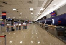 Chủ shop lưu niệm từ thu nhập 300 USD/ngày xuống còn 0, lái xe tuk tuk lần đầu phải đi xin ăn vì không có khách: Phương thuốc nào cứu được ngành du lịch khỏi ‘đại nạn’ Covid-19? Chủ shop lưu niệm từ thu nhập 300 USD/ngày xuống còn 0, lái xe tuk tuk lần đầu phải đi xin ăn vì không có khách: Phương thuốc nào cứu được ngành du lịch khỏi đại nạn Covid-19? - Ảnh 1.