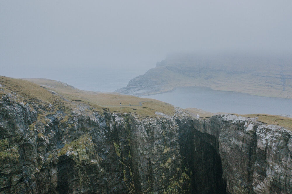 Cuoc song giau co o hon dao quanh nam mua bao hinh anh 15 Tu_Nguyen_Wedding_Faroe_Islands_Elopement_34_1.jpg