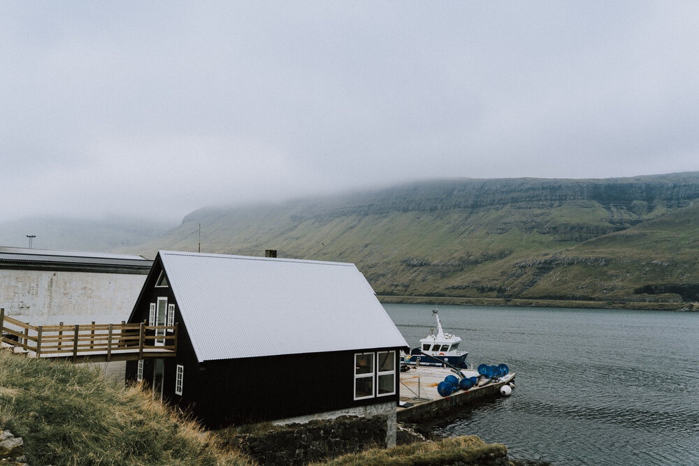 Cuoc song giau co o hon dao quanh nam mua bao hinh anh 11 Tu_Nguyen_Wedding_Faroe_Islands_Elopement_54.jpg