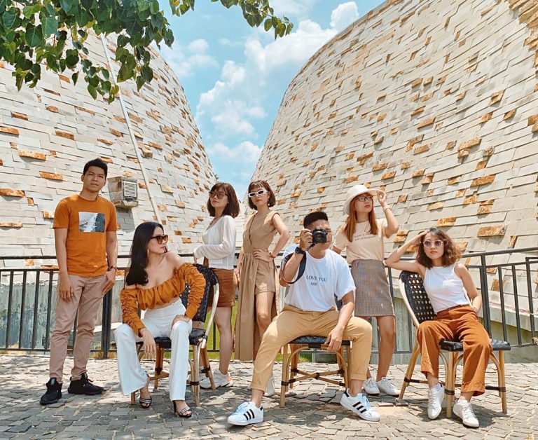 Chụp ảnh nhóm thần thái như bìa tạp chí khi đi du lịch Chụp ảnh nhóm thần thái như bìa tạp chí khi đi du lịch