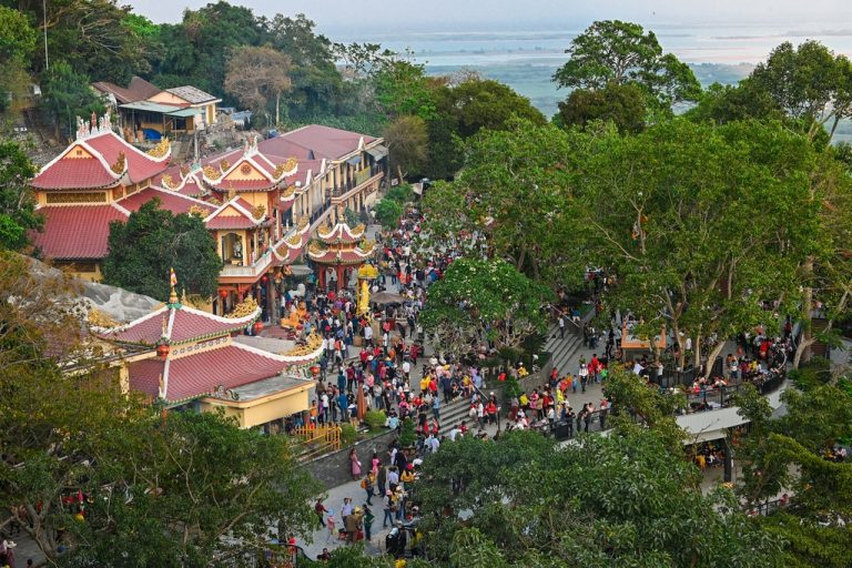 Trải nghiệm lễ hội Vía bà Linh Sơn Thánh Mẫu tại Tây Ninh