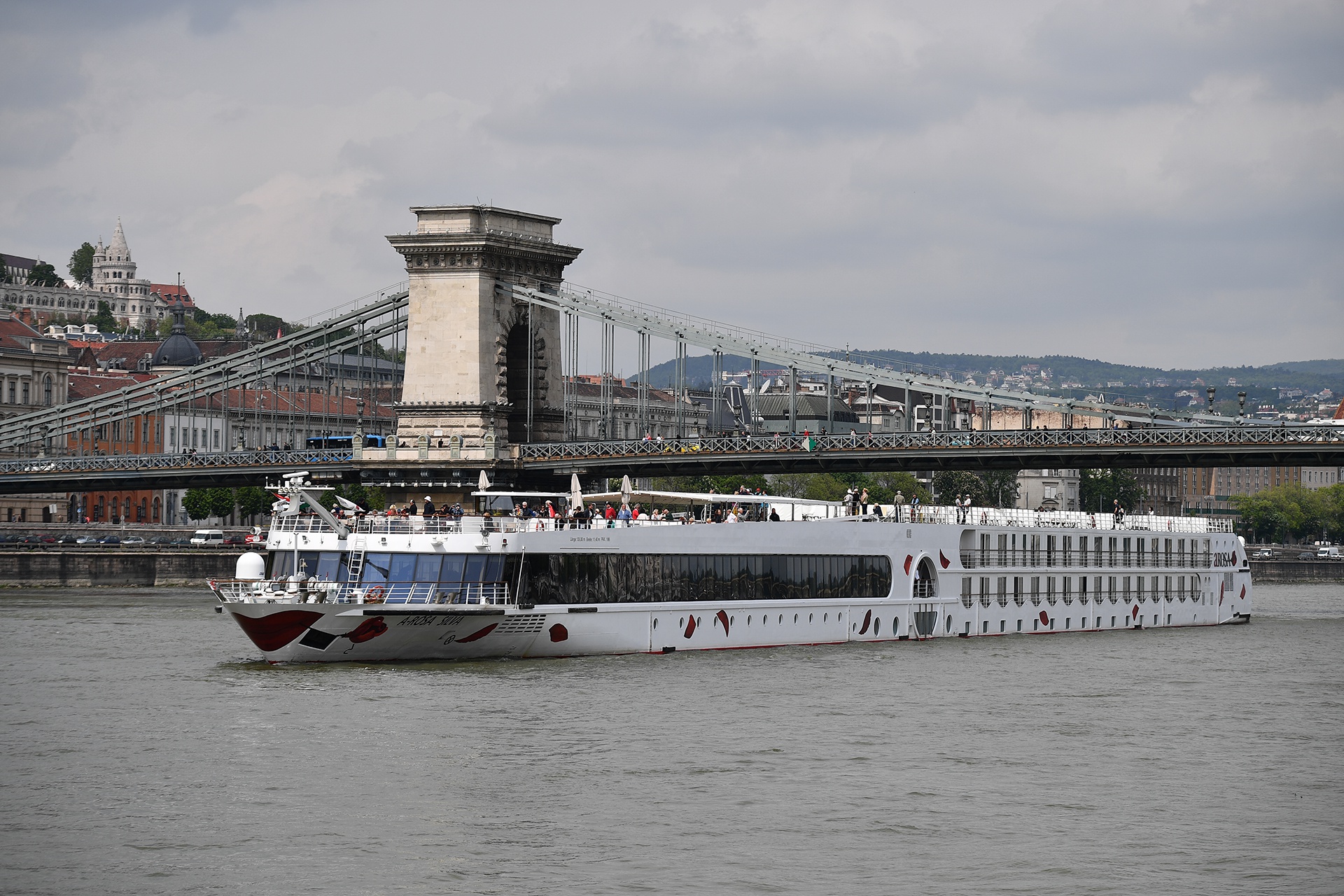 Budapest - thanh pho Dong Au noi ban nen mot lan den hinh anh 17 danube_1_zing_1_.jpg