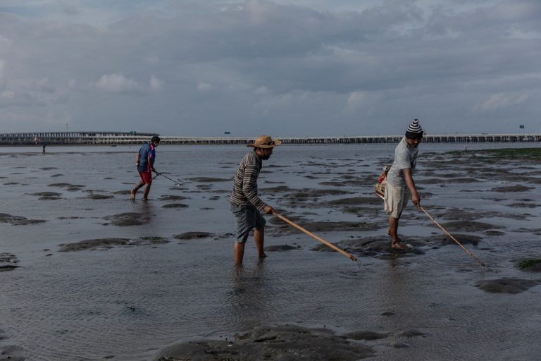 Bali lao đao vì Covid-19, nhân viên khách sạn về làm nông, bắt ngao