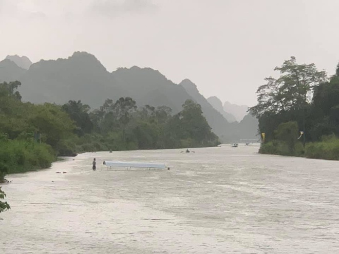 Lật thuyền ở chùa Hương vì cơn giông lớn