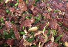 4 món ăn siêu dị đố ai dám thử khi vi vu đất Thái: hết ăn sống trứng kiến lửa đến nòng nọc nướng lá chuối