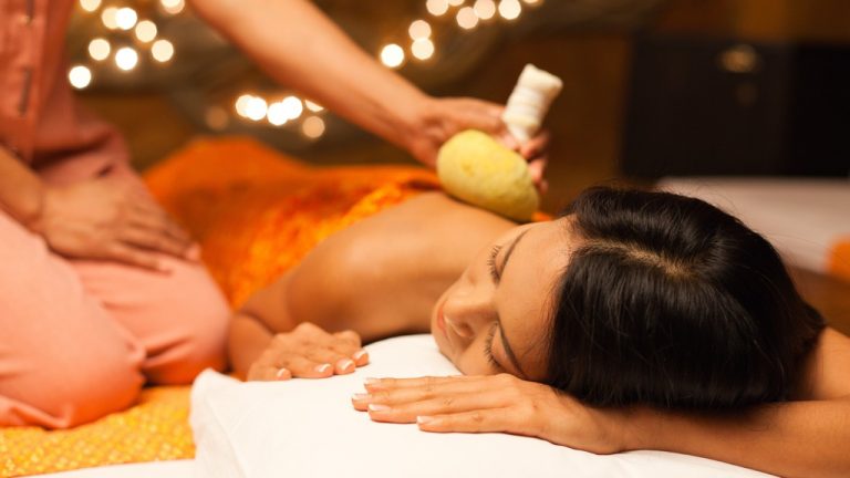 Massage Thái Lan vật vã với khẩu trang và găng tay cao su