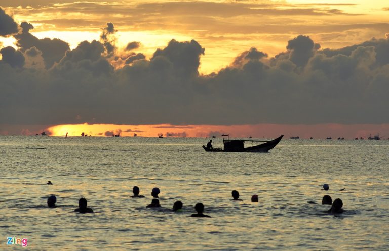 Bãi biển nổi tiếng Quảng Ngãi thơ mộng trong buổi bình minh Bãi biển nổi tiếng Quảng Ngãi thơ mộng trong buổi bình minh