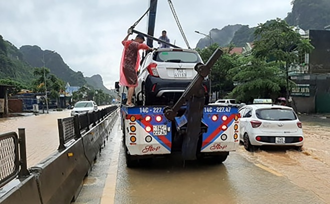 Ha Long chim trong bien nuoc sau tran mua lon anh 10