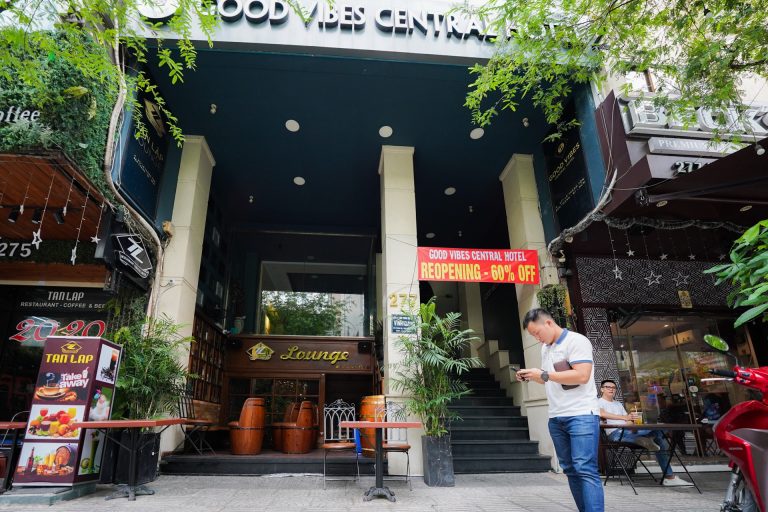 Khách sạn đất vàng TP.HCM hạ giá chục tỷ đồng để tìm người mua Khách sạn đất vàng TP.HCM hạ giá chục tỷ đồng để tìm người mua