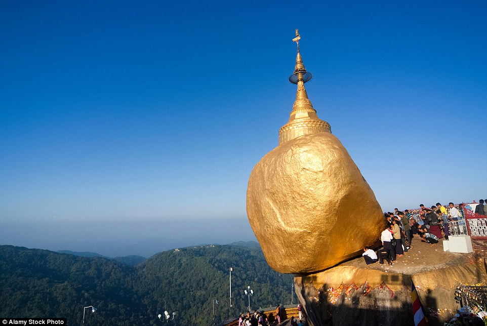 Tảng đá thiêng bất chấp trọng lực chênh vênh trên đầu hàng ngàn tín đồ ở Myanmar - 12