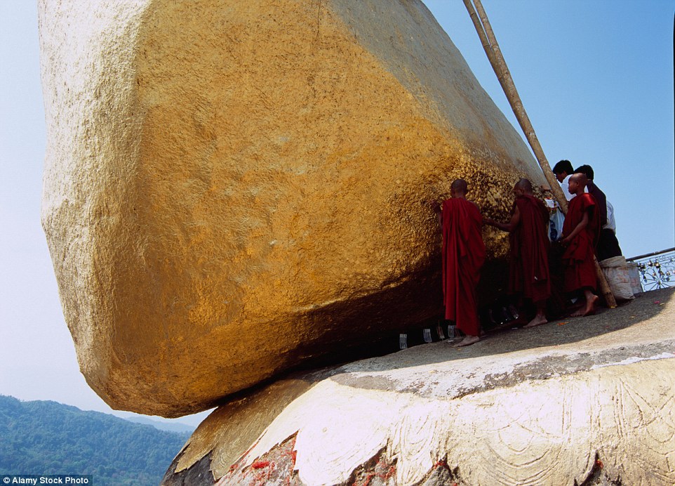 Tảng đá thiêng bất chấp trọng lực chênh vênh trên đầu hàng ngàn tín đồ ở Myanmar - 3