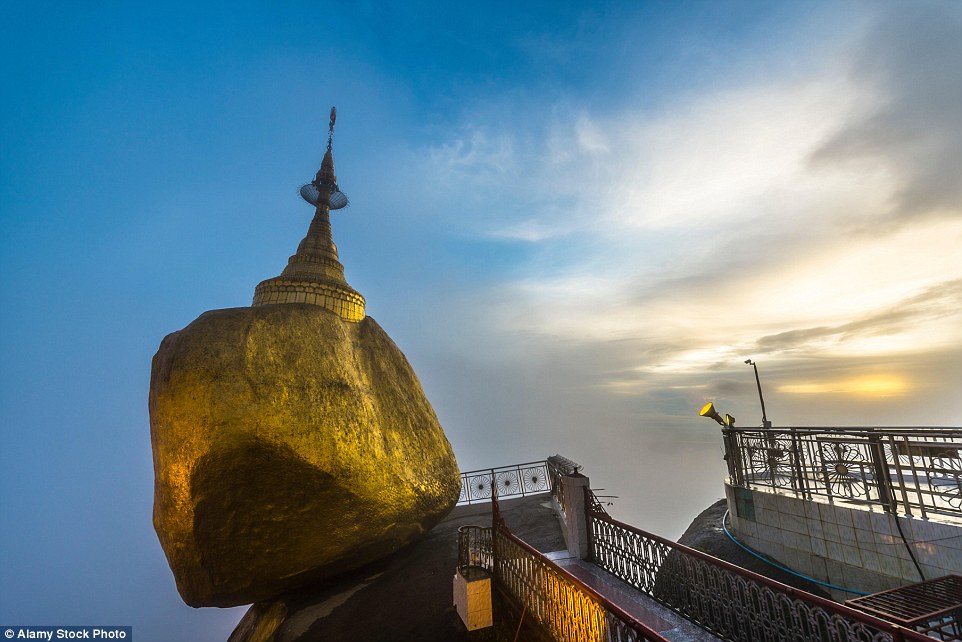 Tảng đá thiêng bất chấp trọng lực chênh vênh trên đầu hàng ngàn tín đồ ở Myanmar - 8