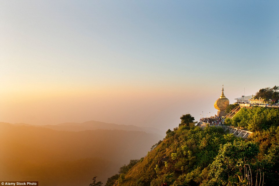 Tảng đá thiêng bất chấp trọng lực chênh vênh trên đầu hàng ngàn tín đồ ở Myanmar - 9