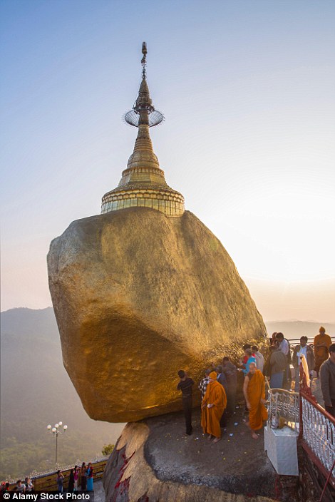 Tảng đá thiêng bất chấp trọng lực chênh vênh trên đầu hàng ngàn tín đồ ở Myanmar - 10