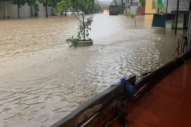 Ha Long chim trong bien nuoc sau tran mua lon anh 9