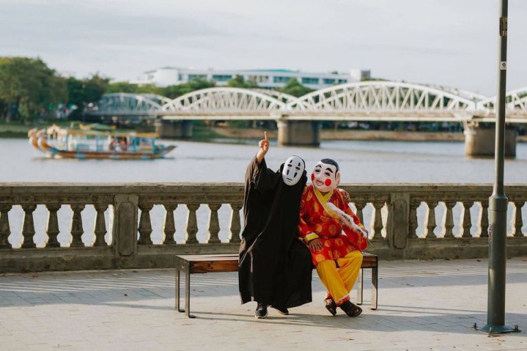 Vô Diện, ông Địa check-in các điểm du lịch nổi tiếng ở Huế Vô Diện, ông Địa check-in các điểm du lịch nổi tiếng ở Huế