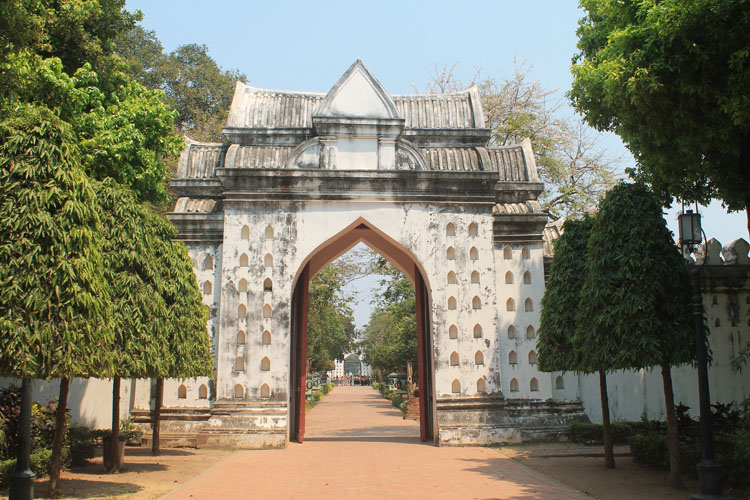 Lạ lùng khu tàn tích cổ trở thành thánh địa loài khỉ, phải luôn cảnh giác khỏi bị khỉ cướp đồ - 11