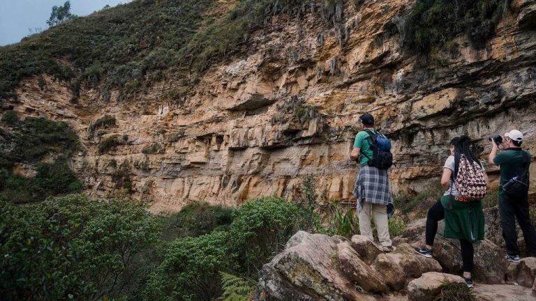 Những quan tài hình nhân trên vách đá ở Peru