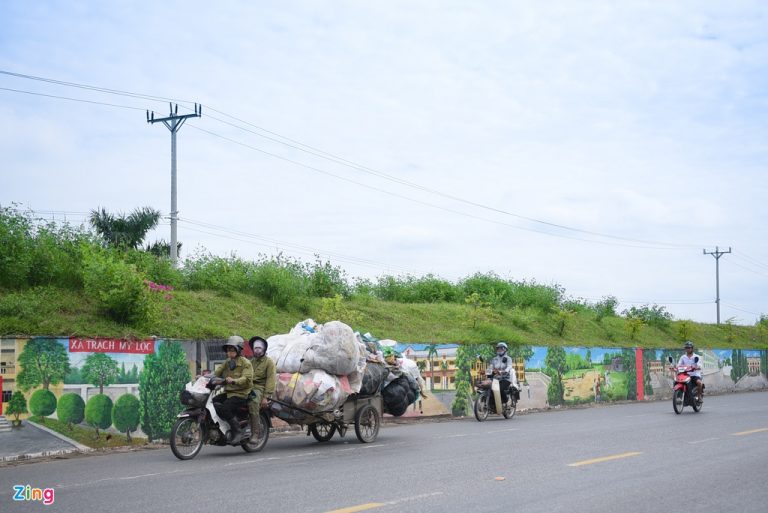 Biến triền đê thành đường bích họa dài nhất Hà Nội