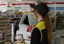 Tại sao đã không có tiền còn không chịu tiết kiệm để mua nhà, tậu xe mà cứ đi du lịch? Tại sao đã không có tiền còn không chịu tiết kiệm để mua nhà, tậu xe mà cứ đi du lịch? - Ảnh 1.