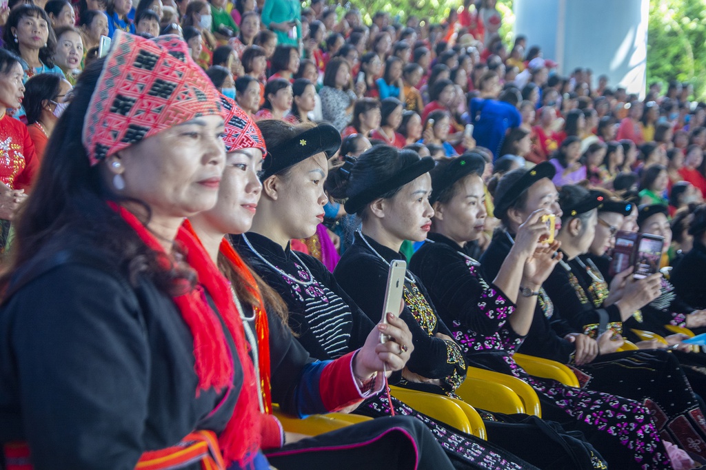 Hon 2.000 chi em mac ao dai bang qua du lich Ha Long anh 4