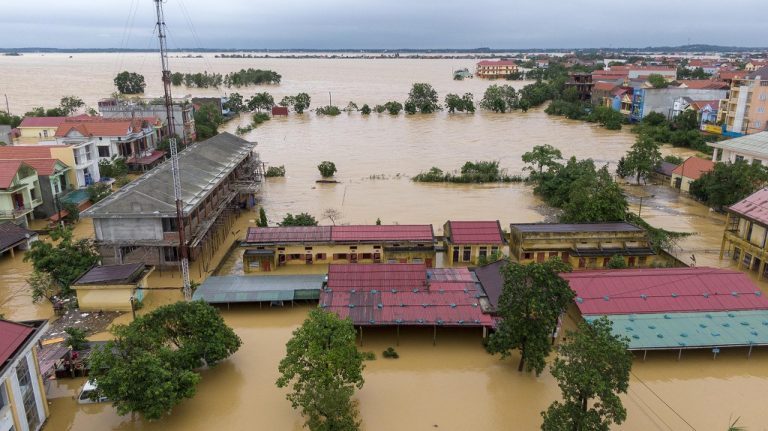 Người dân miền Trung không đơn độc giữa bão lũ