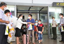 Đà Nẵng đón đoàn khách đầu tiên sau hơn 2 tháng tạm dừng du lịch vì dịch Covid-19 Đà Nẵng đón đoàn khách đầu tiên sau hơn 2 tháng tạm dừng du lịch vì dịch Covid-19 - Ảnh 1.