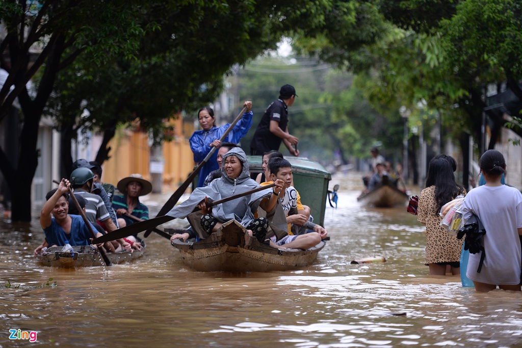 Hue xa lu duong pho ngap lut anh 6