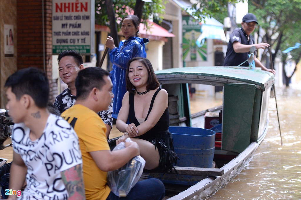 Hue xa lu duong pho ngap lut anh 7