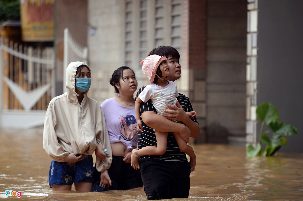 Hue xa lu duong pho ngap lut anh 10