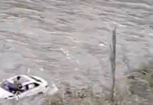 Nhóm bạn 3 người tự lái xe đi du lịch bất ngờ bị rơi xuống sông, hình ảnh ghi lại cảnh tượng này khiến ai cũng hoảng sợ Nhóm bạn 3 người tự lái xe đi du lịch bất ngờ bị rơi xuống sông, hình ảnh ghi lại cảnh tượng này khiến ai cũng hoảng sợ - Ảnh 2.