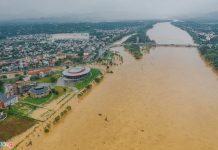 Huế ngập sâu, người dân thuê thuyền di chuyển Hue xa lu duong pho ngap lut anh 1