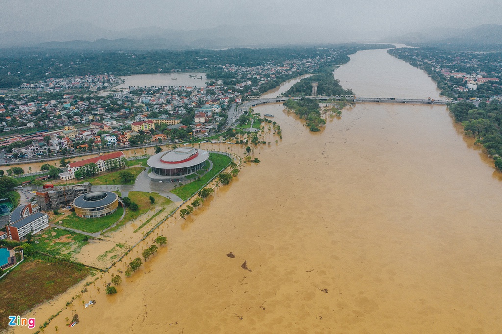 Hue xa lu duong pho ngap lut anh 1