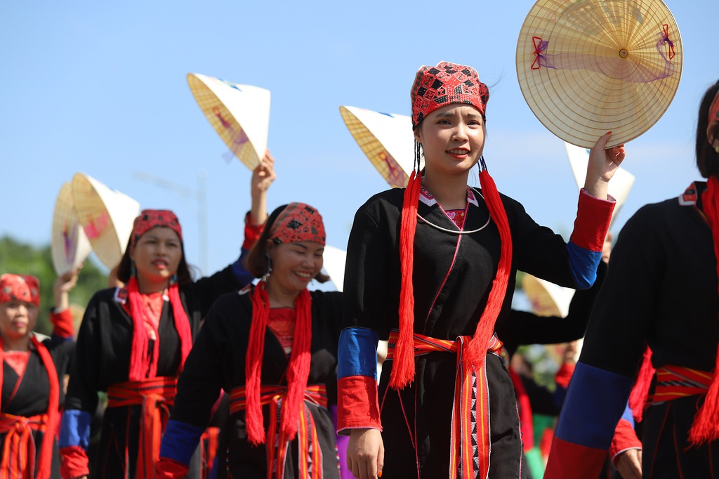 Hon 2.000 chi em mac ao dai bang qua du lich Ha Long anh 8