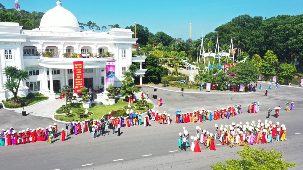 Hon 2.000 chi em mac ao dai bang qua du lich Ha Long anh 10