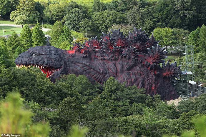 Công viên Godzilla khổng lồ, du khách có thể đu dây vào miệng quái vật Công viên Godzilla khổng lồ, du khách có thể đu dây vào miệng quái vật