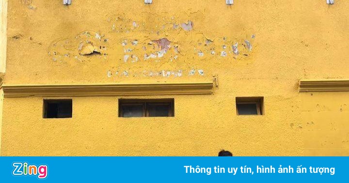Gỡ bỏ dòng chữ trên bức tường vàng nổi tiếng ở Đà Lạt Gỡ bỏ dòng chữ trên bức tường vàng nổi tiếng ở Đà Lạt