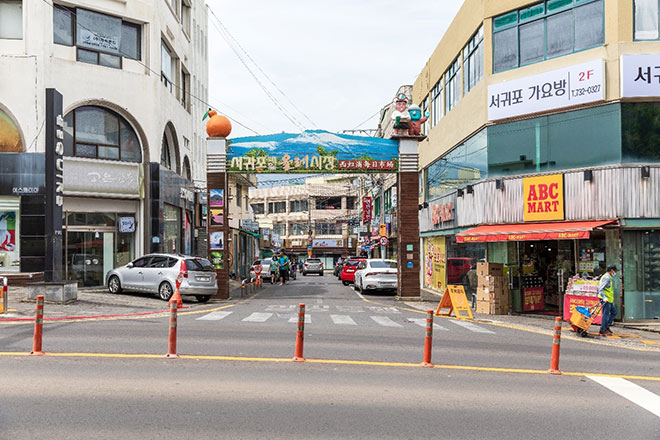 Ghé thăm "hòn đảo tình yêu" Jeju, đừng quên ghé chợ truyền thống - 1