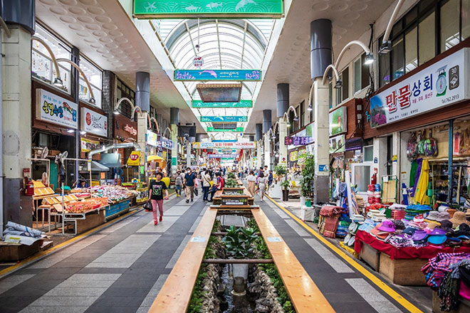 Ghé thăm "hòn đảo tình yêu" Jeju, đừng quên ghé chợ truyền thống - 2